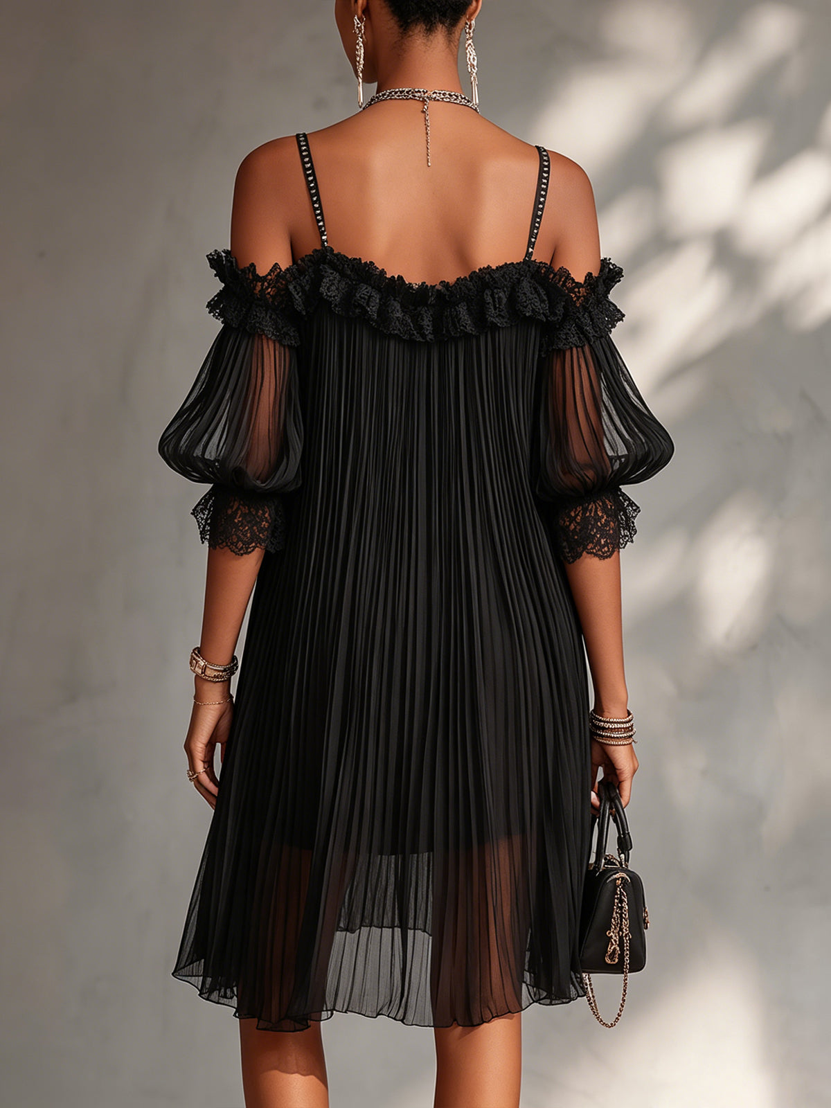 Victoria | Minivestido negro plisado con hombros descubiertos