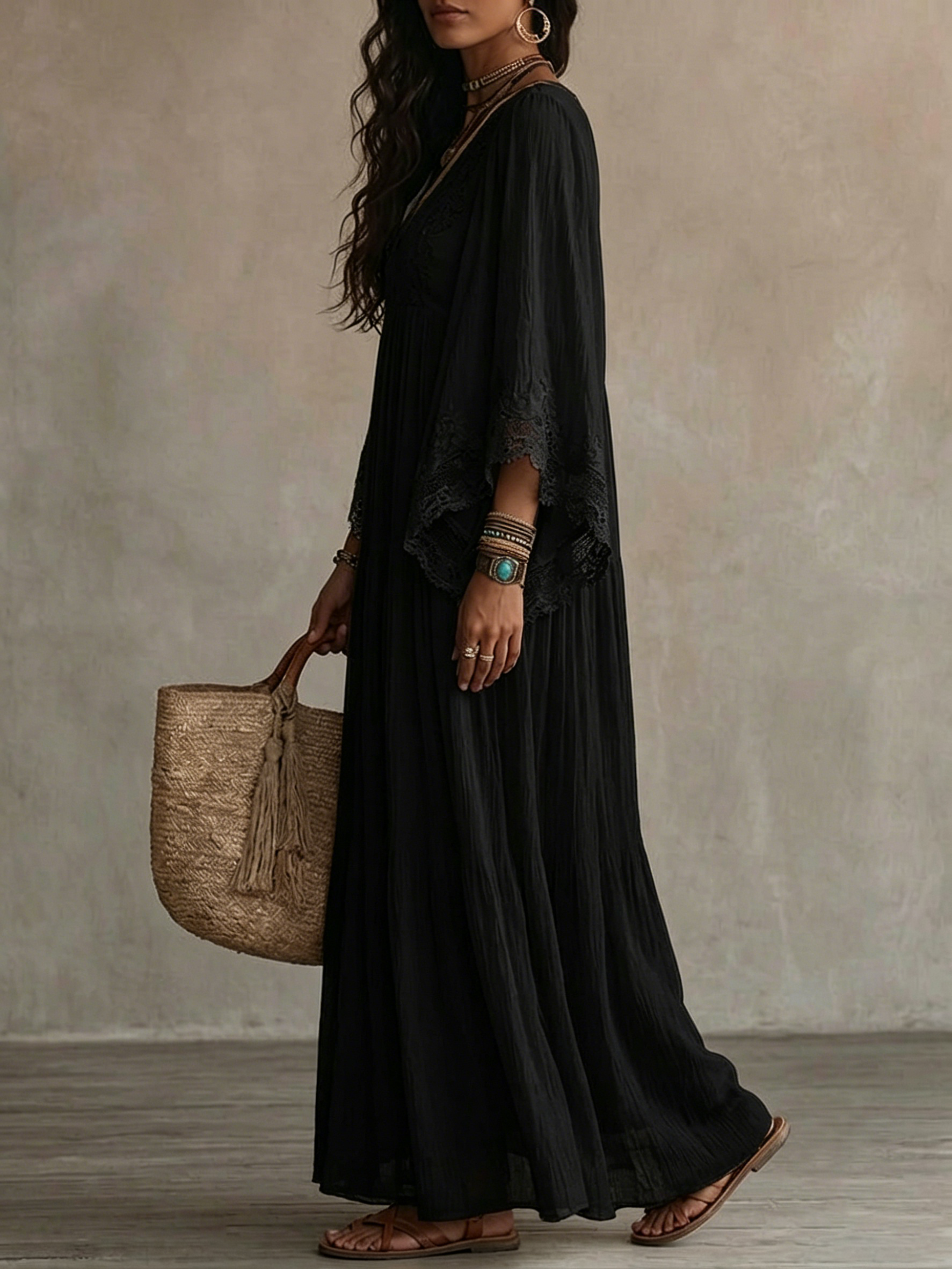 Adelaida| Vestido largo negro con escote en V y mangas de murciélago